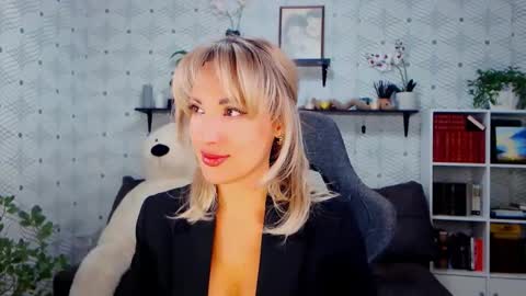 MillaXQueen online show from October 5, 2:57 pm