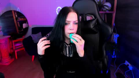 milleycyrus_ online show from March 27, 1:12 pm