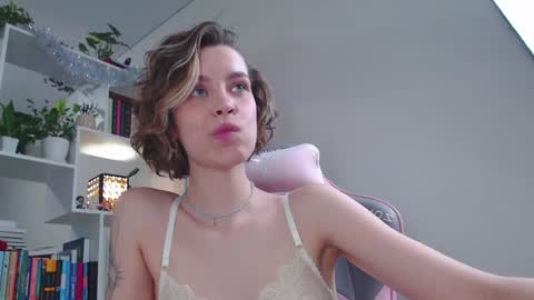 Snapshot of milly_ross23 chatting on January 4, 9:43 am Milly online show from January 4, 9:43 am