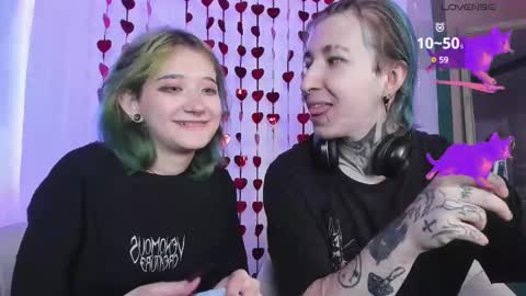 Snapshot of milten_trish chatting on March 10, 12:39 am milten_trish online show from March 10, 12:39 am