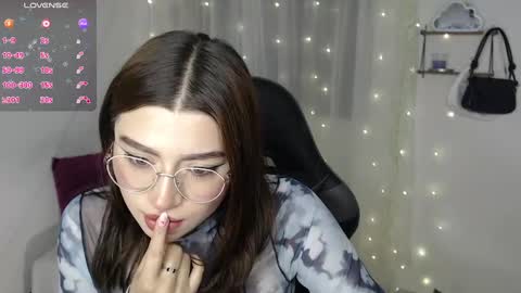 Snapshot of mily_thomson_b chatting on March 12, 2:09 am Mily online show from March 12, 2:09 am
