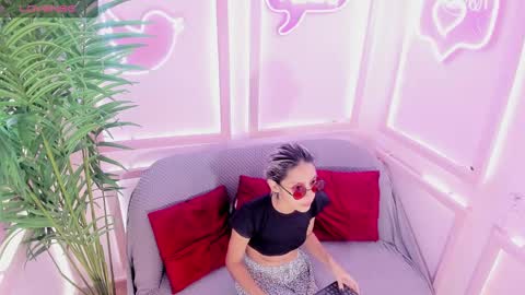 Minji online show from March 8, 11:37 am