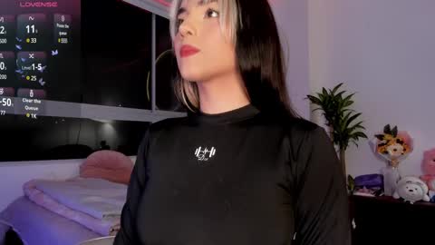 Snapshot of ming_yue_ chatting on March 5, 2:57 am My name is Fer Nice to meet you give it a thumbs up please its important online show from March 5, 2:57 am