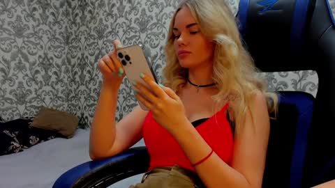 Snapshot of miss_olga chatting on December 2, 8:47 am Olga online show from December 2, 8:47 am