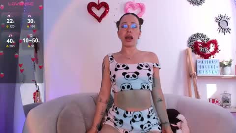 Snapshot of missaisha1 chatting on February 19, 9:47 pm Aisha birtthday show 15 noviembre online show from February 19, 9:47 pm