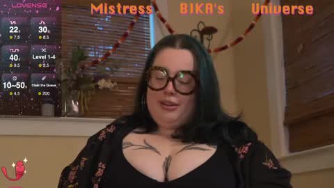 Snapshot of missbika chatting on March 5, 1:42 am Miss Bika online show from March 5, 1:42 am