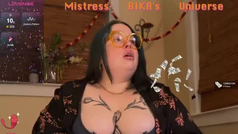 Snapshot of missbika chatting on March 4, 2:27 am Miss Bika online show from March 4, 2:27 am
