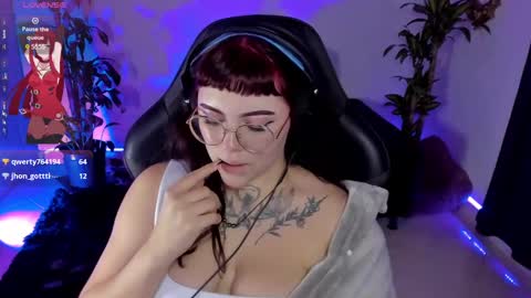 Snapshot of misscharlottte_18 chatting on February 6, 10:25 am Missy Charlottte. Hey remember to give me a thumbs up ty online show from February 6, 10:25 am
