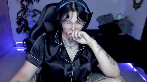 Snapshot of misscharlottte_18 chatting on December 24, 8:00 am Missy Charlottte. Hey remember to give me a thumbs up ty online show from December 24, 8:00 am