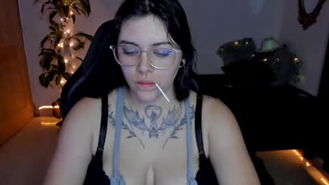 Snapshot of misscharlottte_18 chatting on December 23, 3:29 am Missy Charlottte. Hey remember to give me a thumbs up ty online show from December 23, 3:29 am