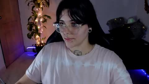 Snapshot of misscharlottte_18 chatting on December 20, 7:01 am Missy Charlottte. Hey remember to give me a thumbs up ty online show from December 20, 7:01 am
