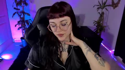 Snapshot of misscharlottte_18 chatting on March 5, 4:34 am Missy Charlottte. Hey remember to give me a thumbs up ty online show from March 5, 4:34 am