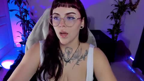 Snapshot of misscharlottte_18 chatting on February 6, 4:21 am Missy Charlottte. Hey remember to give me a thumbs up ty online show from February 6, 4:21 am