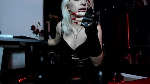 Snapshot of missdarklady chatting on January 22, 1:31 am Missdarklady online show from January 22, 1:31 am