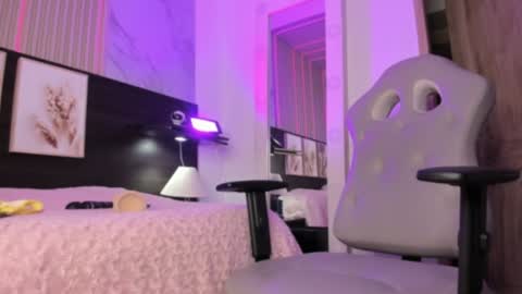 insta miss nickeloo online show from December 30, 8:04 pm