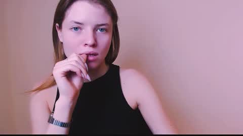 Snapshot of missoliviaa_ chatting on February 7, 12:28 pm Olivia online show from February 7, 12:28 pm