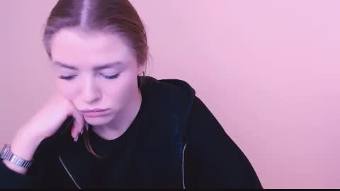 Snapshot of missoliviaa_ chatting on February 10, 11:25 am Olivia online show from February 10, 11:25 am