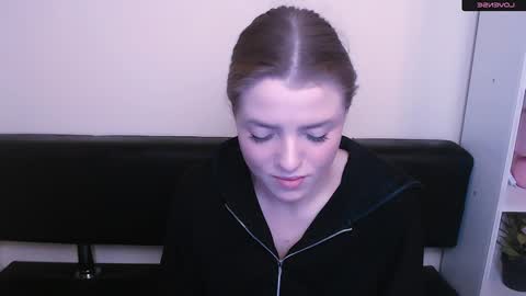 Snapshot of missoliviaa_ chatting on January 3, 12:07 pm Olivia online show from January 3, 12:07 pm