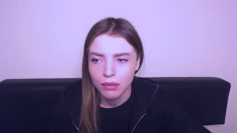 Snapshot of missoliviaa_ chatting on February 19, 9:50 am Olivia online show from February 19, 9:50 am