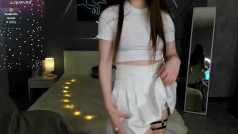 misss_evelyne online show from December 18, 1:45 am