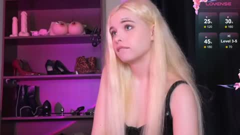 Snapshot of missslola chatting on December 6, 2:00 pm Misss Lola Angel online show from December 6, 2:00 pm