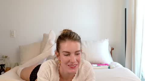 MissThea online show from January 3, 7:50 pm