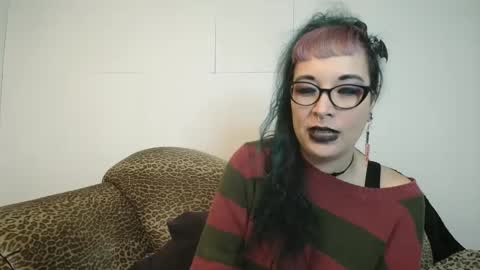 Snapshot of missy_dee chatting on December 14, 7:18 am Missy Dee online show from December 14, 7:18 am