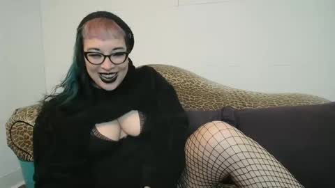 Snapshot of missy_dee chatting on December 17, 7:28 am Missy Dee online show from December 17, 7:28 am