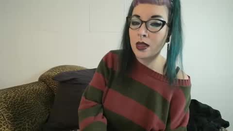 Snapshot of missy_dee chatting on December 3, 8:00 am Missy Dee online show from December 3, 8:00 am