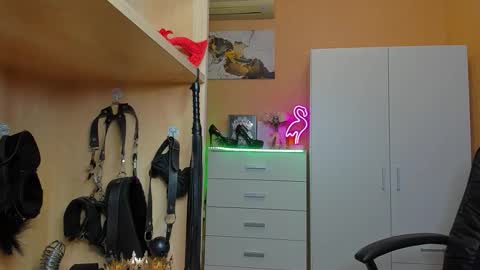 Mistress Kristi online show from November 18, 9:40 pm