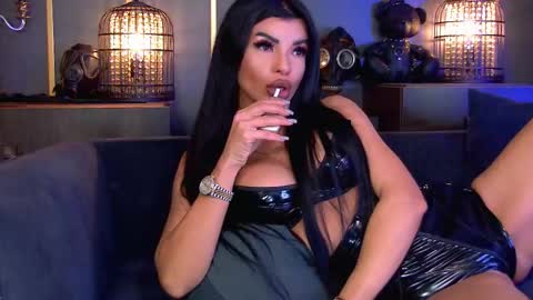 Elenia online show from November 18, 1:25 pm