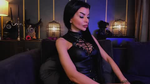 Elenia online show from January 18, 9:45 am