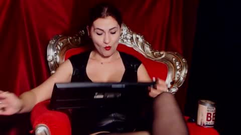 Snapshot of mistressfabiola chatting on February 12, 4:55 pm Mistress Fabiola online show from February 12, 4:55 pm