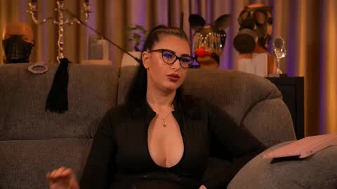 Snapshot of mistresskellykent chatting on September 15, 9:27 pm Mistress Kelly online show from September 15, 9:27 pm