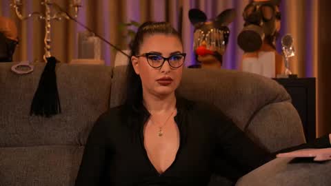 Snapshot of mistresskellykent chatting on September 11, 11:06 pm Mistress Kelly online show from September 11, 11:06 pm
