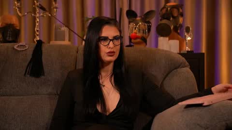 Snapshot of mistresskellykent chatting on September 18, 9:52 pm Mistress Kelly online show from September 18, 9:52 pm