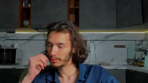 MitchelKurse online show from July 8, 8:23 pm