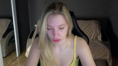 Lili online show from December 2, 8:03 am