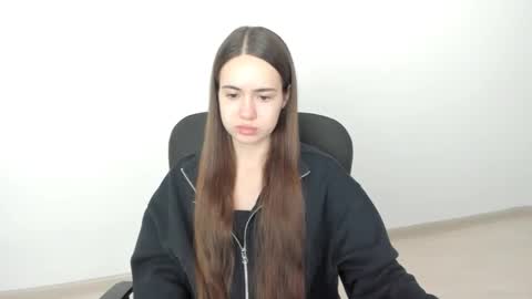 Snapshot of mmm_bananaa_ chatting on December 5, 7:00 pm Beata online show from December 5, 7:00 pm