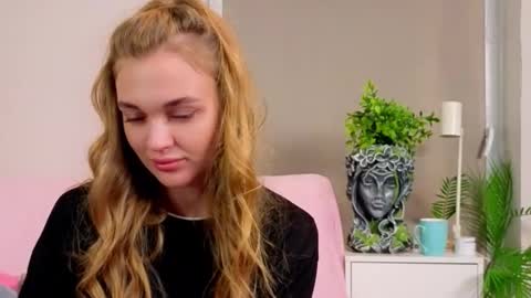 Snapshot of moirawenzinger chatting on September 17, 6:44 pm Kylie online show from September 17, 6:44 pm