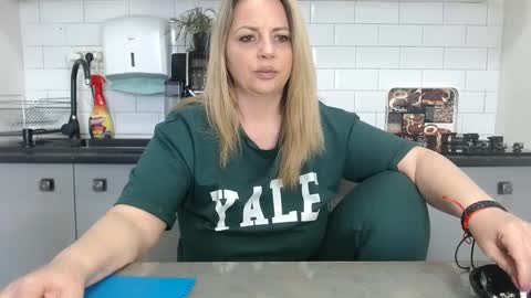 Snapshot of mojjo_erika chatting on March 10, 1:00 pm erika online show from March 10, 1:00 pm