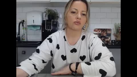 Snapshot of mojjo_erika chatting on February 14, 8:31 am erika online show from February 14, 8:31 am