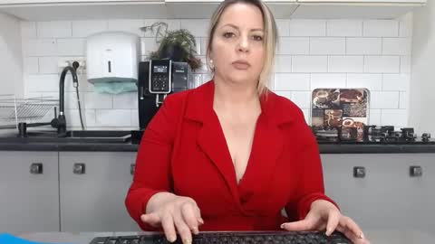 Snapshot of mojjo_erika chatting on January 31, 8:32 am erika online show from January 31, 8:32 am