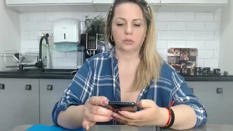 Snapshot of mojjo_erika chatting on March 7, 11:40 am erika online show from March 7, 11:40 am