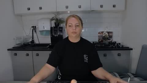 Snapshot of mojjo_erika chatting on September 19, 8:18 am erika online show from September 19, 8:18 am