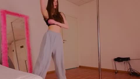 Snapshot of mol1y_kitten chatting on February 19, 12:25 am Molly online show from February 19, 12:25 am
