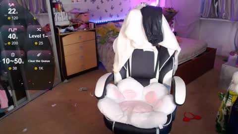 Molly Prvt is open online show from October 19, 11:26 am