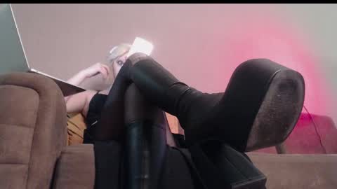 Snapshot of mollycodle chatting on December 3, 9:17 am Goddess Katherine online show from December 3, 9:17 am