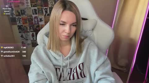 Molly online show from October 19, 8:19 am