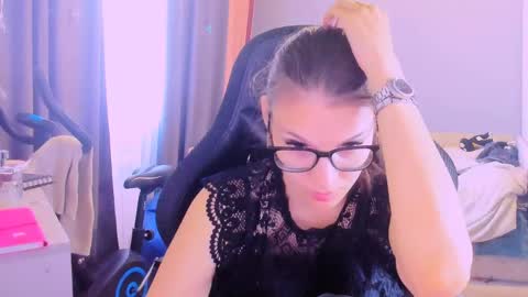  KIRA  online show from April 29, 6:18 am